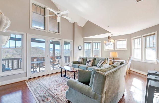 Echota Wintergreens 1732- Mountain Condo, Top Floor, Gated Resort, Indoor/Outdoor Pools and Hot T...