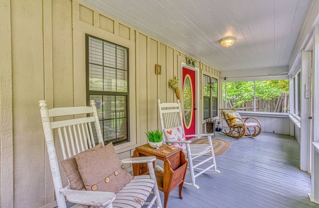 Eclectic Cozy Cottage walking distance to downtown