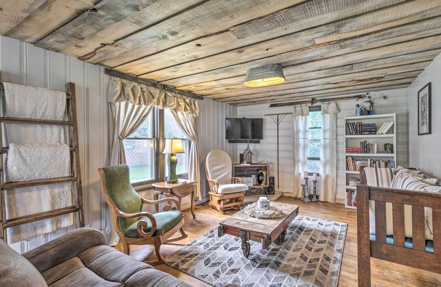 Eclectic Ladysmith Hideaway: Hike and Hunt!