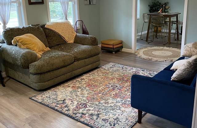 Eclectic Oasis: Spacious mid-century home; beautifully decorated- ready for you!