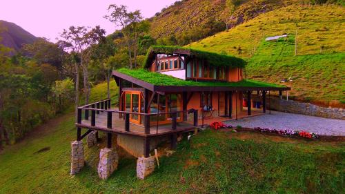 Eco Lodge de Construção Natural com Vista Panorâmica