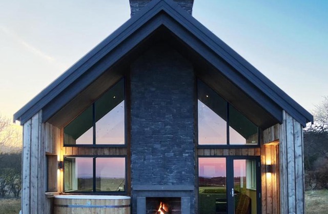 Eco-Lodge with hottub sea view Charleton Estate