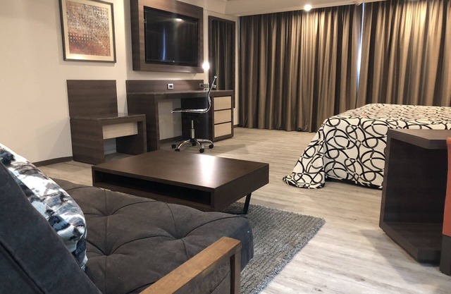 Econo Express Hotel