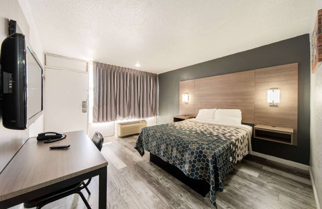 Econo Lodge And Suites Bricktown