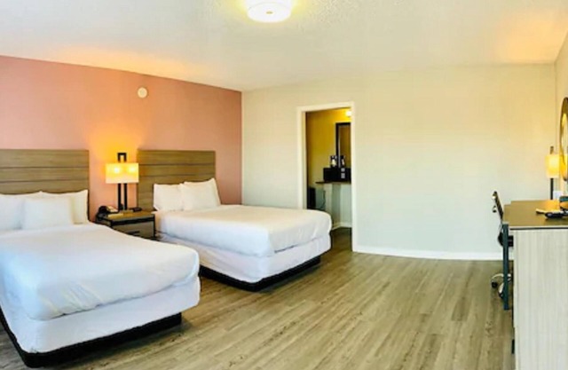 Econo Lodge Inn & Suites