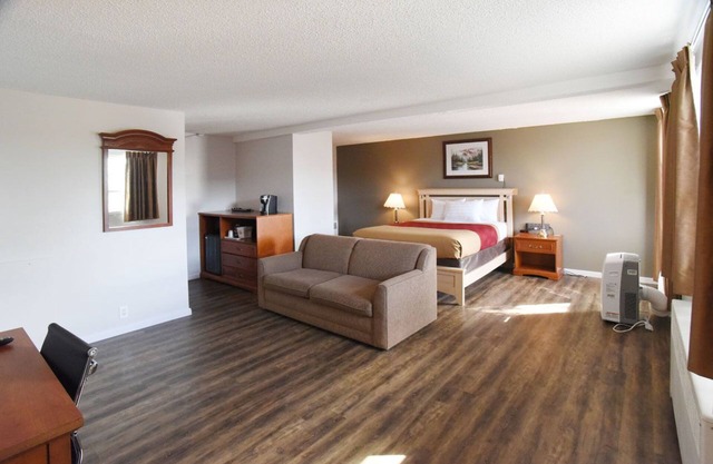 Econo Lodge Inn & Suites