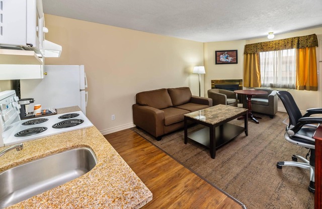 Econo Lodge Inn & Suites