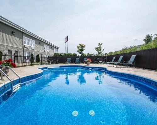 Econo Lodge Inn & Suites
