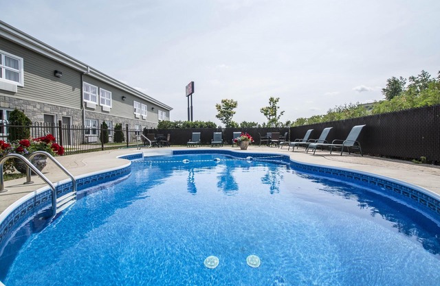 Econo Lodge Inn & Suites