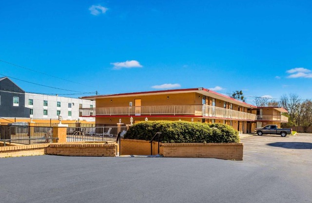 Econo Lodge Inn & Suites Macon West
