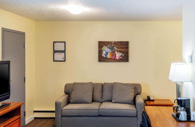 Econo Lodge Inn & Suites University