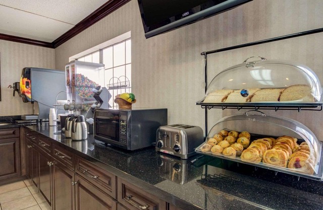 Econo Lodge Inn & Suites