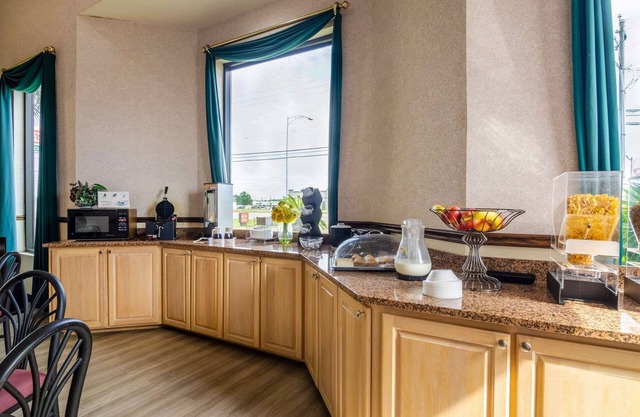 Econo Lodge Inn & Suites