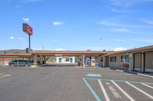 Econo Lodge Inn & Suites