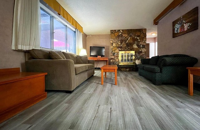 Econo Lodge Motel Village