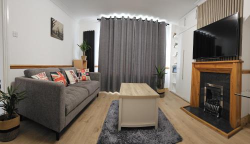 EcuaStay New Luxurious 4 Bedroom Home with Garden and parking