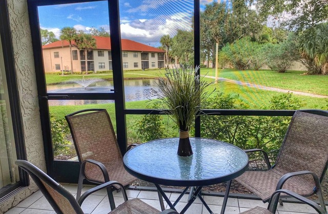 ED-Pool, Tennis, Pickle ball, near Beaches and IMG, Shorewalk condo 2 Bedroom/2 Bath lake view