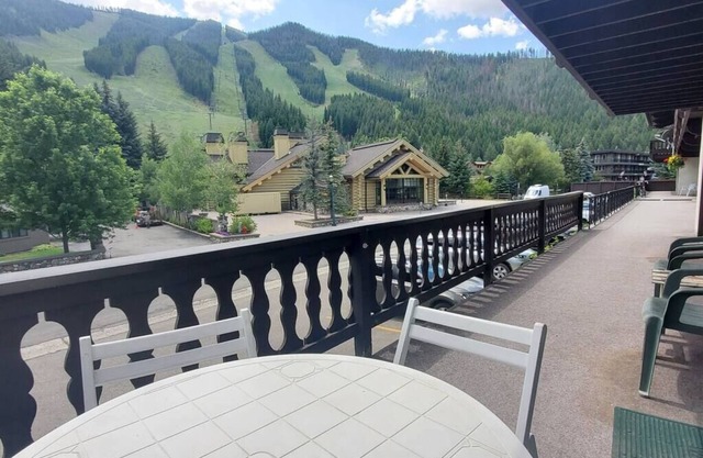 Ski in/out Edelweiss Condo: Views of Warm Springs