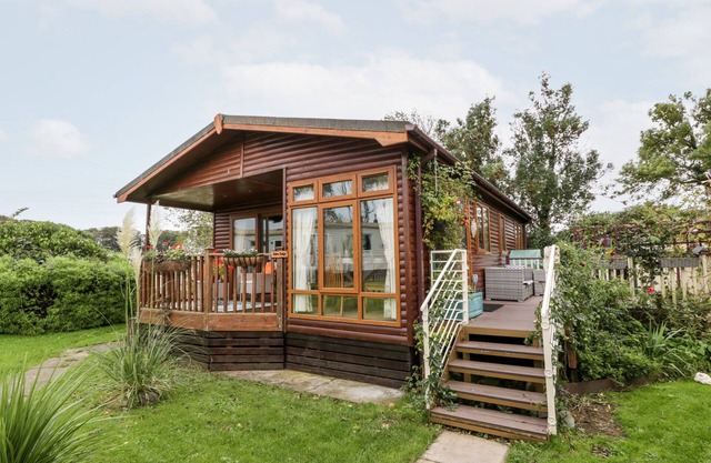 EDEN LODGE, pet friendly, with open fire in Whithorn