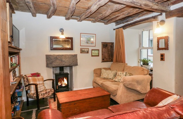 EDEN VALE, pet friendly, with hot tub in Broughton-In-Furness