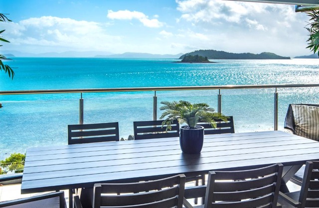 Edge 5 Oceanfront 3-Bedroom Apartment - Featuring an Infinity Pool, Spa Bath, Buggy and Valet Service