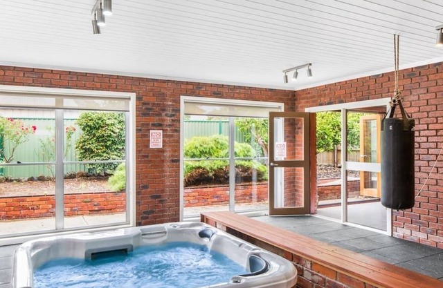 Edgewater Beachfront with Spa and Woodfire Oven