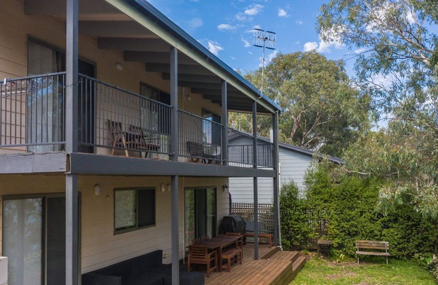 EDGEWATER ESCAPE: 4 BR, 1 BA House in Bonnie Doon, Sleeps 10