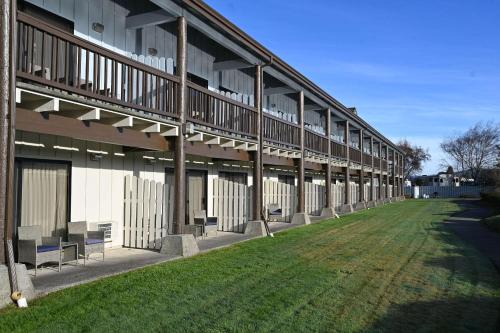Edgewater Inn and Suites, an Ascend Collection Hotel