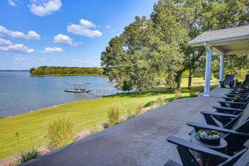 Edgewater on Kentucky Lake with Hot Tub and Games