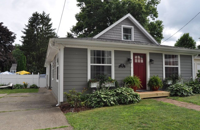 EDINBORO LAKESIDE COTTAGE W / POOL! COMPLETAMENTE REMODELADO DENTRO Y FUERA.