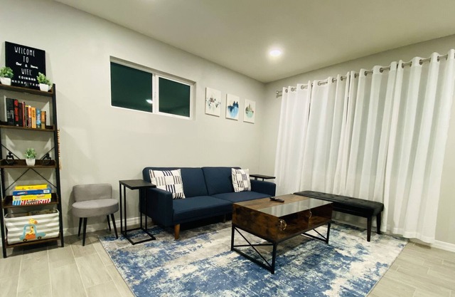 Edinburg Retreat-King Suite
