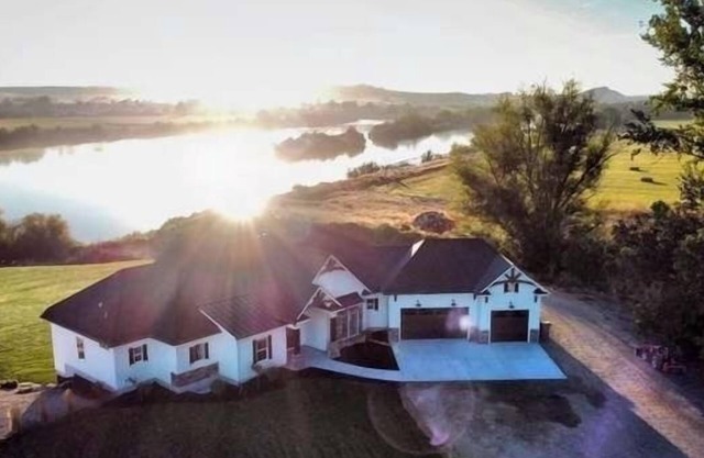 Edison Heights River Sanctuary with boat dock and river access in wine country.