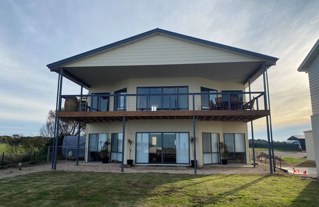 Edithburgh Sea Views-2 storey holiday home with pool table! Off peak special!