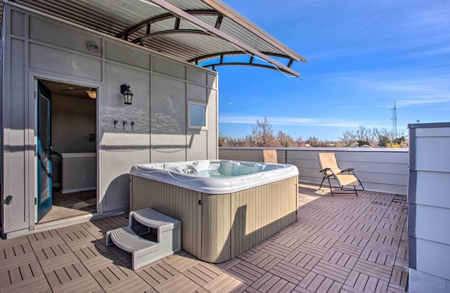 Edmond Oasis w/ Rooftop Lounge: Walk to Dtwn!
