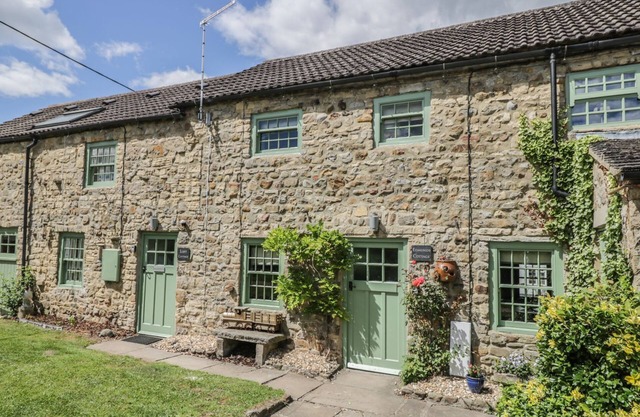 EDMUNDS COTTAGE, pet friendly, character holiday cottage in Bedale
