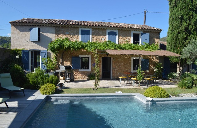 Auténtica casa con piscina en un terreno de 1300 m², rodeada de naturaleza.