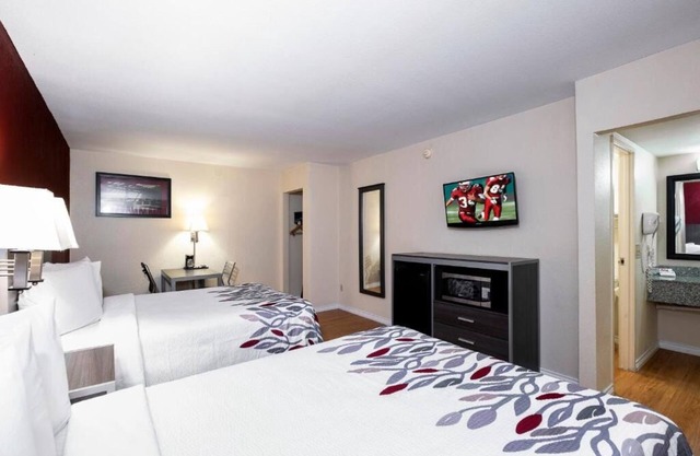 Efficient Comfort Close to Houston's Attractions, Perfect for Budget Travelers