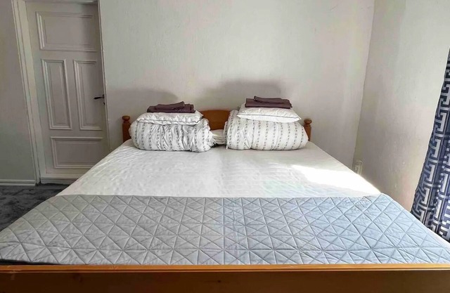 Eget Enkelt Dubbelrum med Hall i Modernt Hem, Naturnära