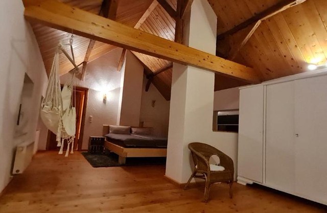 Eifelhof mit Obstbaumwiese