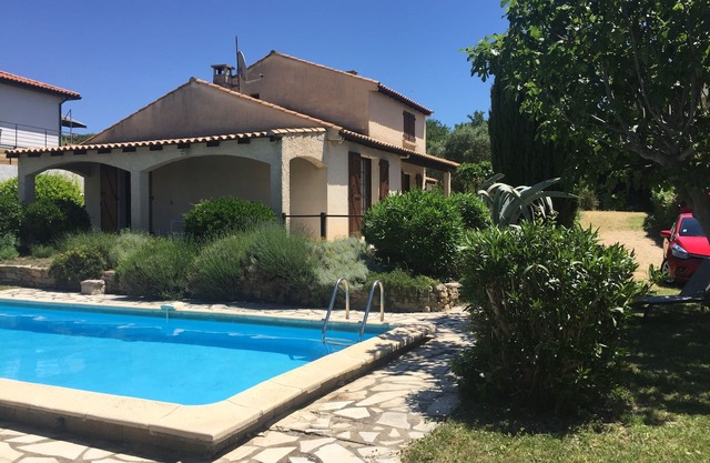 Prop. Piscina (vallado), Aire acondicionado, Wi-Fi, Smart TV, Cerca del mar, Gr. Jardín, comf. Exh.