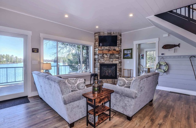 Shoreview Sunset Cottage