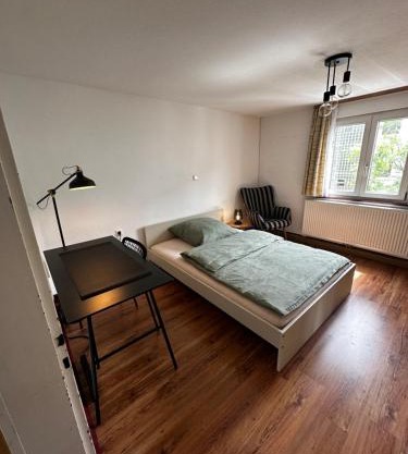 Einfaches Haus mit Privatzimmern und Gemeinschaftsräumen