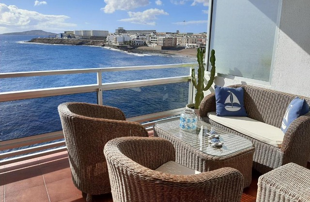 El Azul , amplia terraza con "el mar a tus pies"