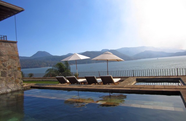 El Beneficio, esplendida villa a la orilla del lago, excelente ubicación