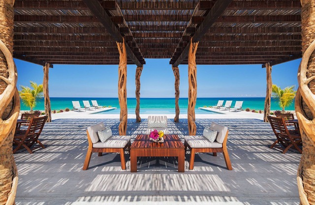 Villas privadas en una playa privada bordeada por agua turquesa