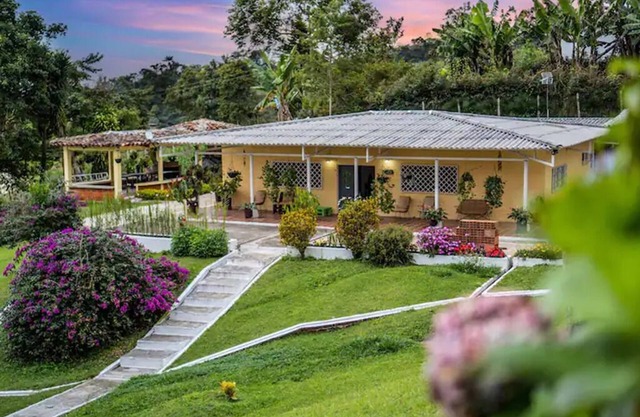 “El Encanto” Pleasant house with pool