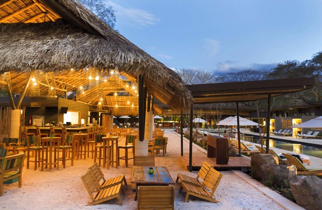 El Mangroove Papagayo, Autograph Collection