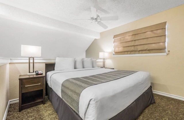 El Paso Extended-Stay Suite – Full Kitchen, Free Breakfast & Parking!