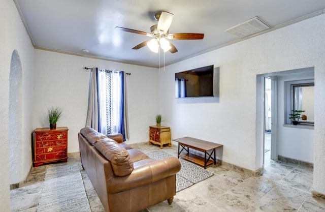 El Paso Vacation Rental about 6 Mi to Downtown!