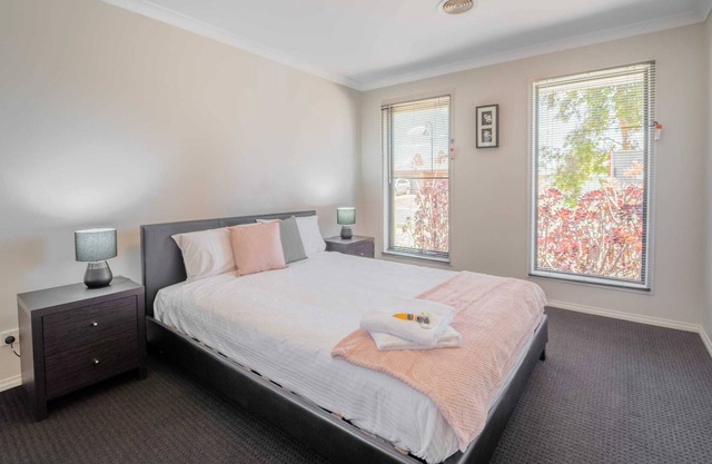 Elandra's Home Close to Shopping Free Parking